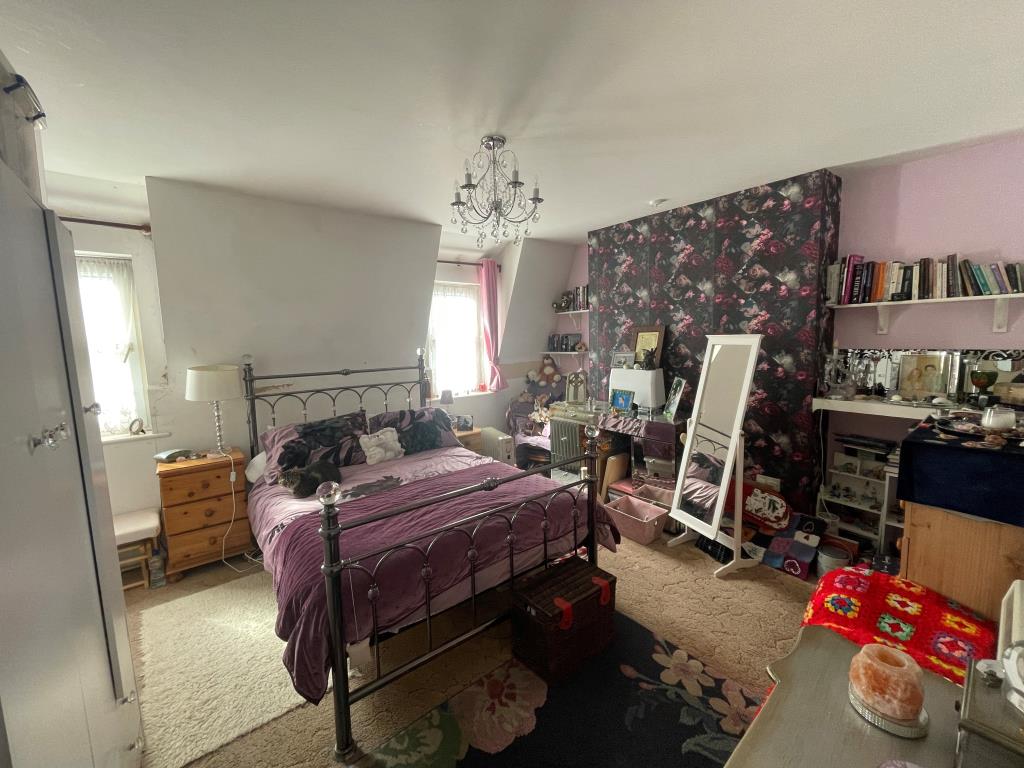 Lot: 129 - FREEHOLD BLOCK OF THREE FLATS FOR INVESTMENT - Maisonette's bedroom one